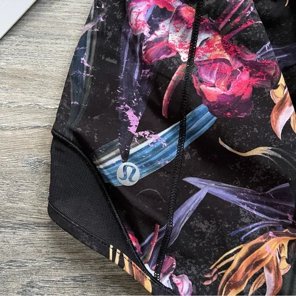 Lululemon Black Watercolor Hotty Hot Lululemon Shorts size 8 Women New with Tags - Picture 8 of 15